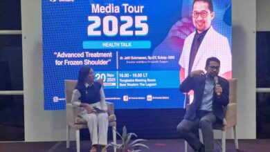 dr Jefri Sukmawan (kanan) saat menjawab pertanyaan rekan-rekan media di Manado. (Paul Bawole)