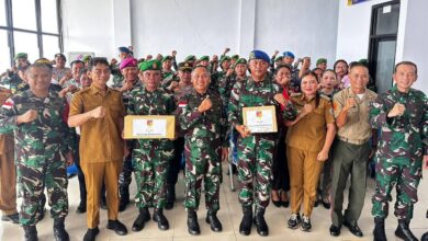 Mayjen TNI Mirza Agus (tengah) bersama Bupati dan Wakil Bupati Kabupaten Kepulauan Talaud dan prajurit yang bertugas di Pulau Miangas. (Foto: Pendam XIII/Mdk)