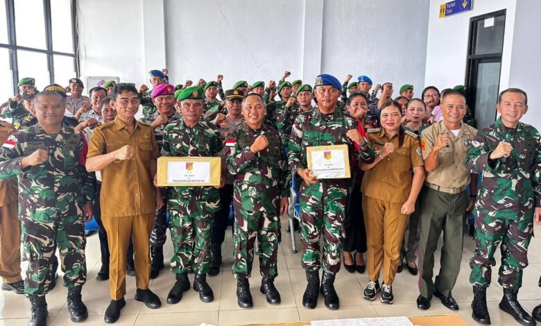 Mayjen TNI Mirza Agus (tengah) bersama Bupati dan Wakil Bupati Kabupaten Kepulauan Talaud dan prajurit yang bertugas di Pulau Miangas. (Foto: Pendam XIII/Mdk)